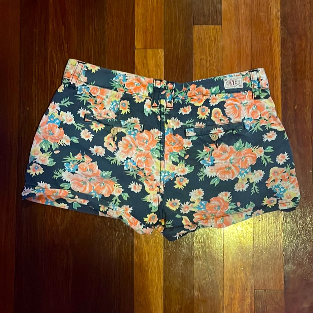 Tommy Hilfiger size W/30 floral shorts - Picture 1 of 3